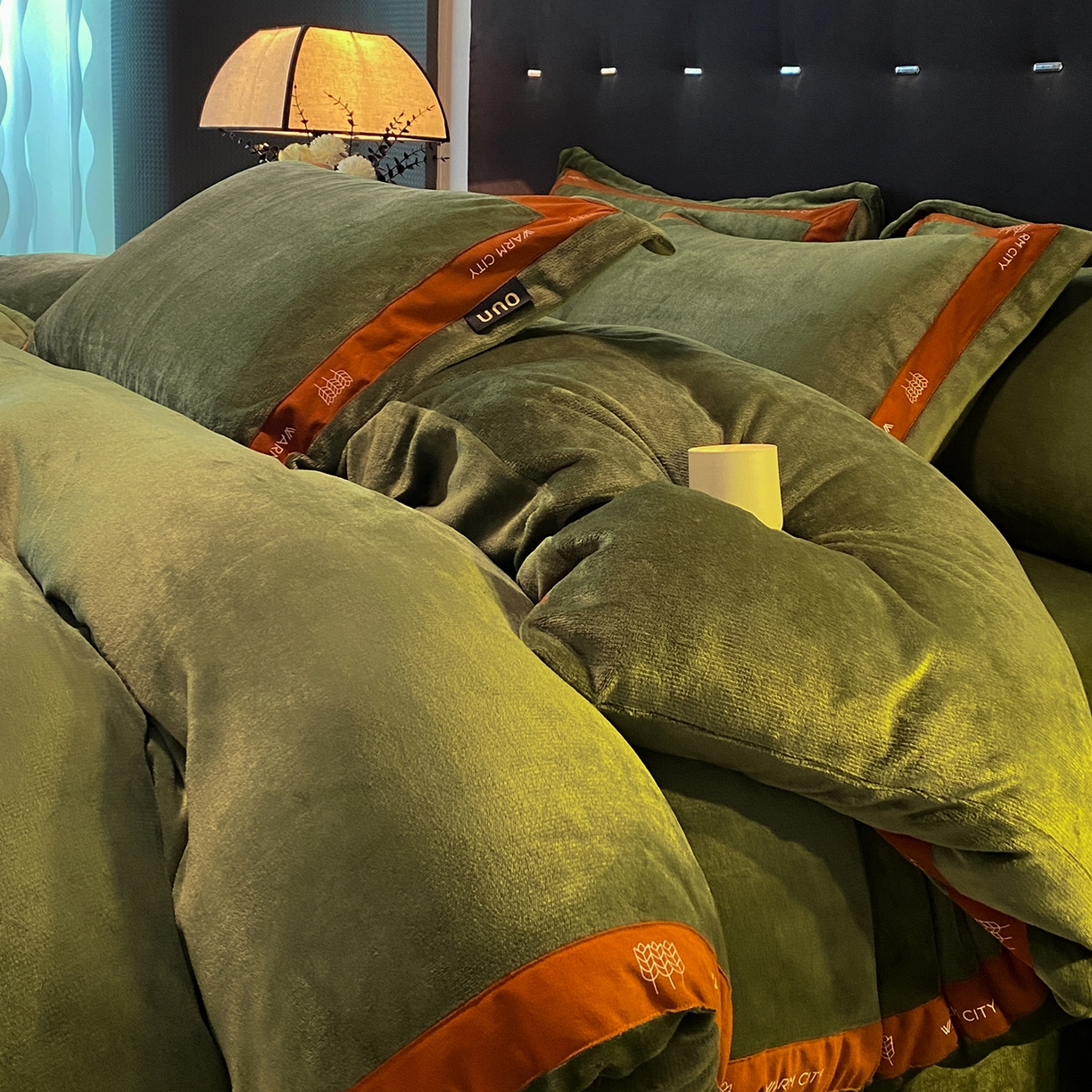 91家纺网 家纺一手货源 找家纺 绒城 2025新款简约织带款牛奶绒四件套-格调 格调-橄榄绿