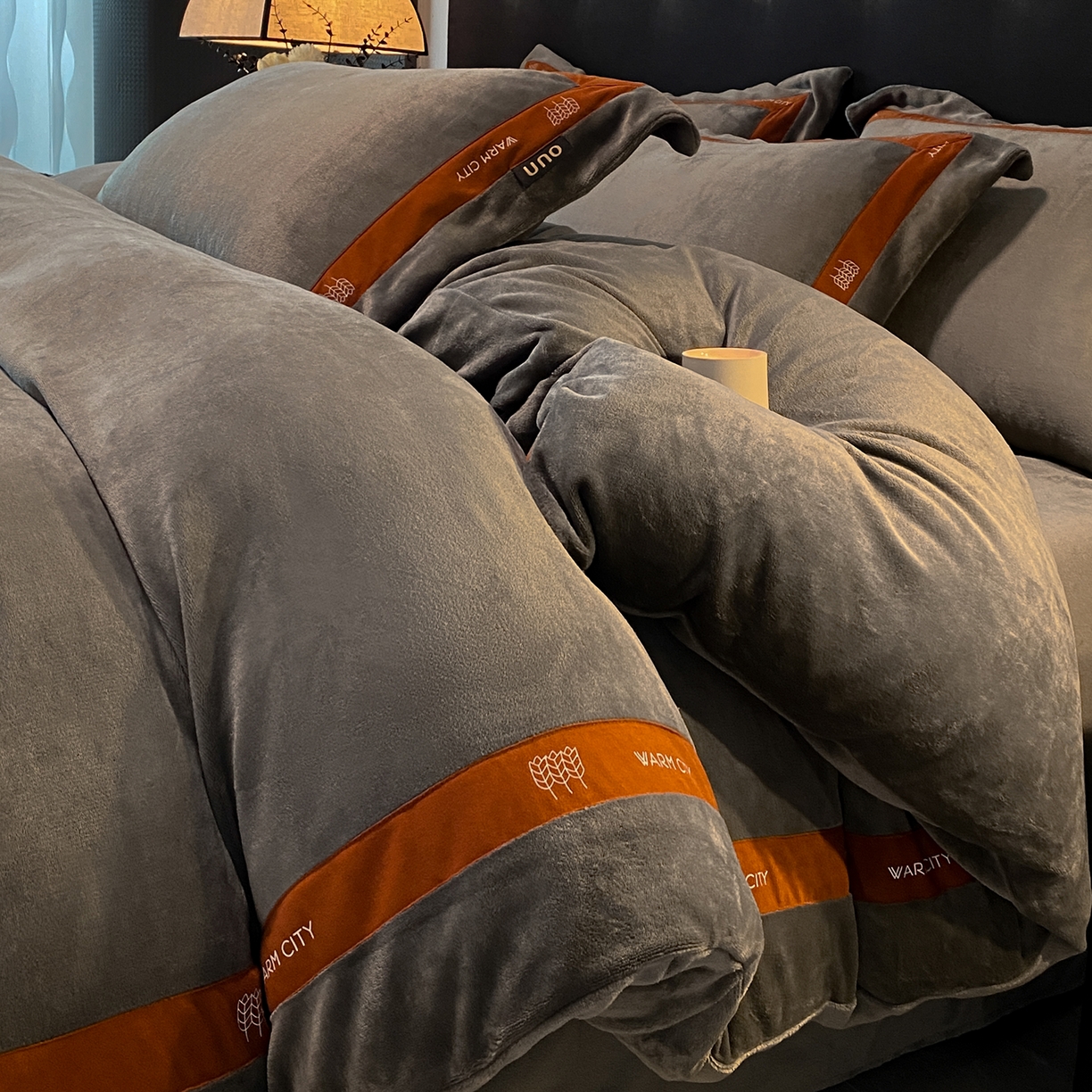 91家纺网 家纺一手货源 找家纺 绒城 2025新款简约织带款牛奶绒四件套-格调 格调-深灰