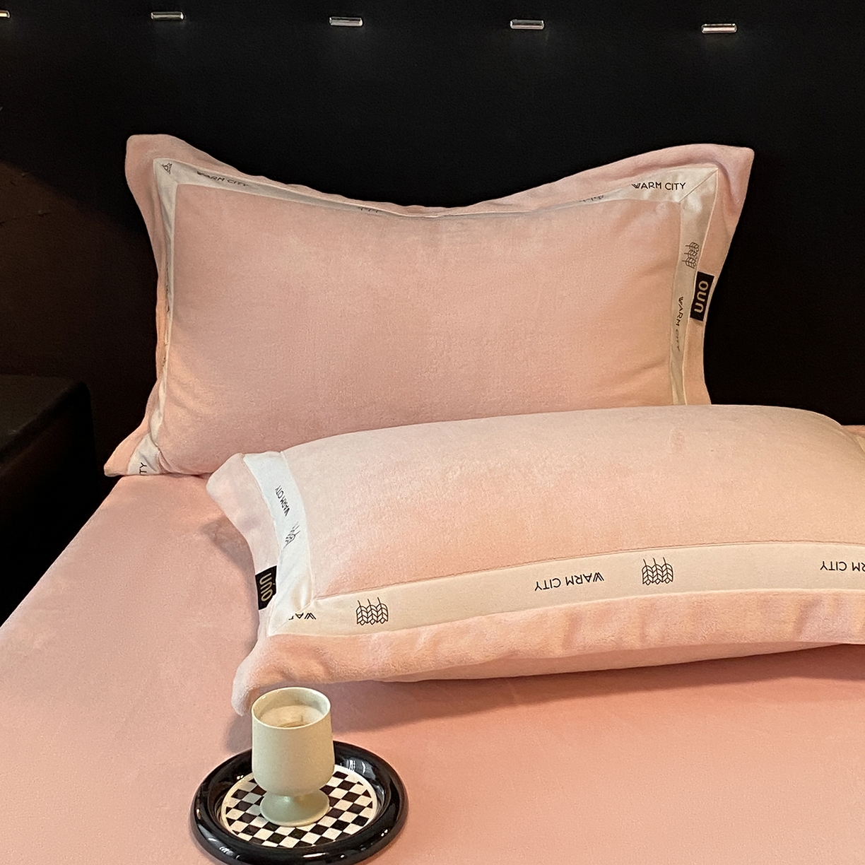 91家纺网 家纺一手货源 找家纺 （总）绒城 2025新款简约织带款牛奶绒四件套-格调