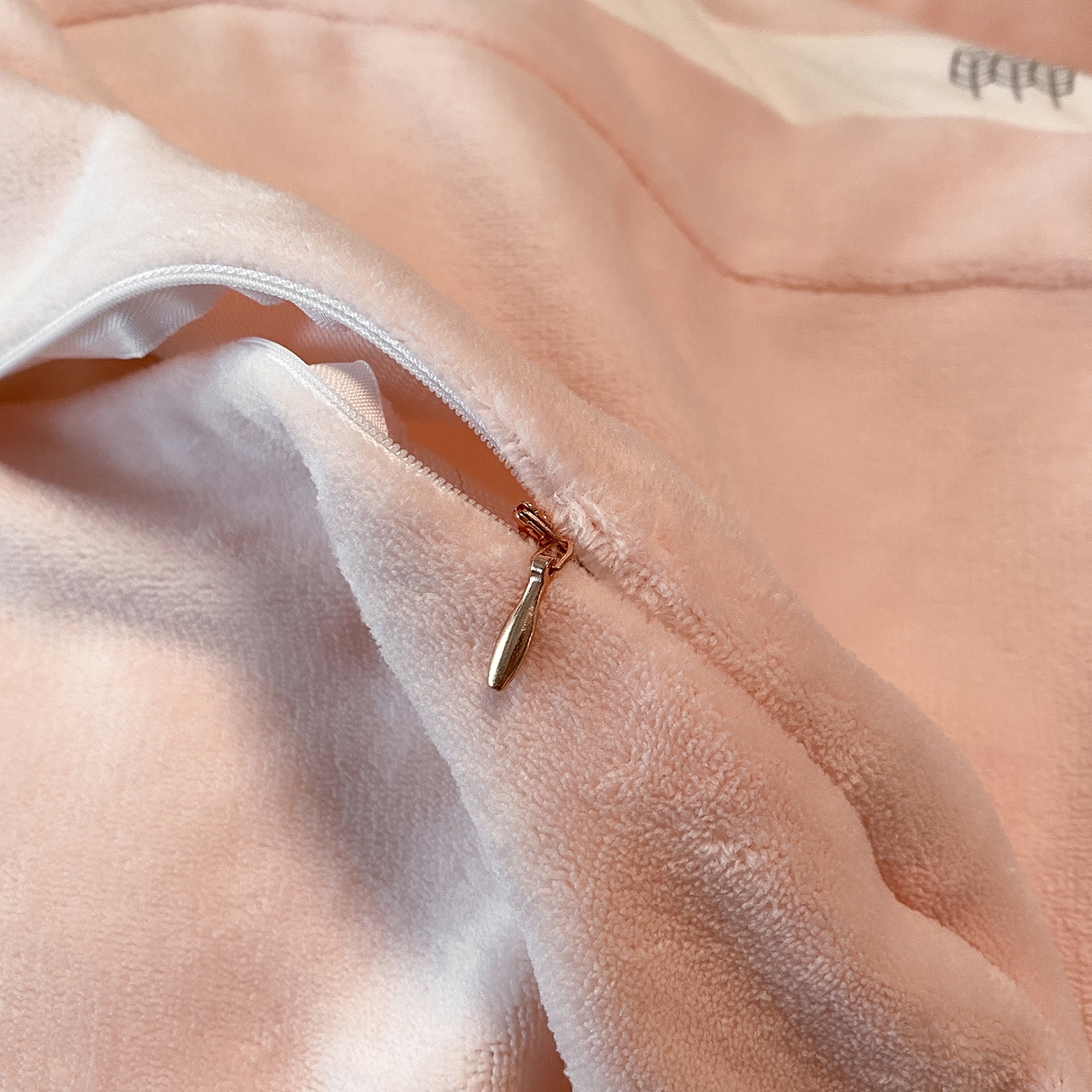 91家纺网 家纺一手货源 找家纺 （总）绒城 2025新款简约织带款牛奶绒四件套-格调