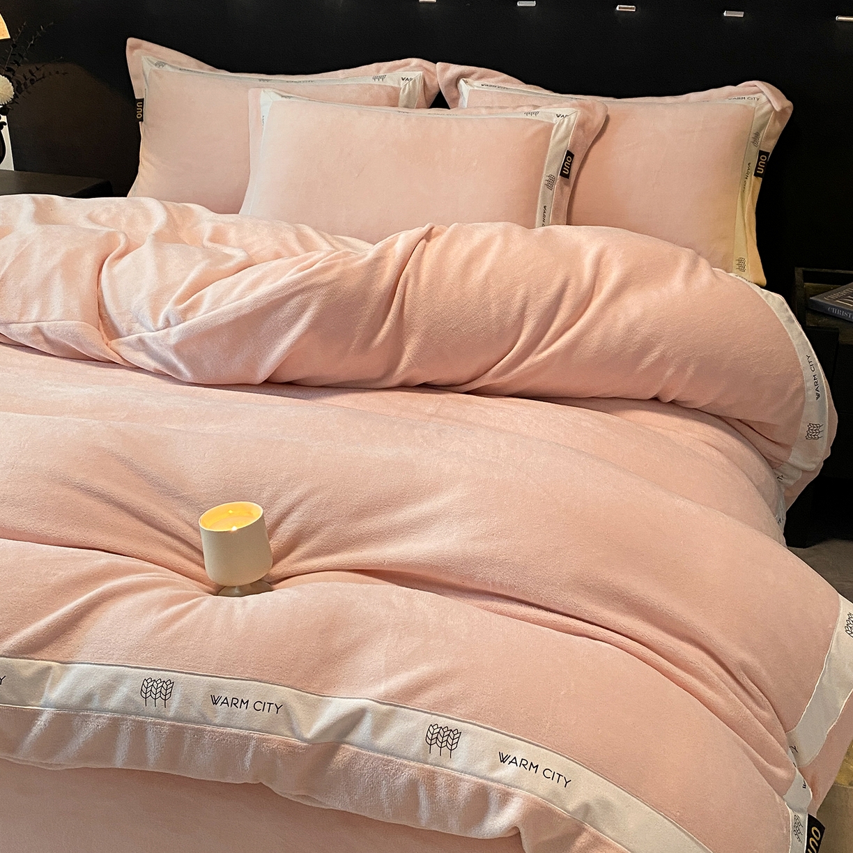 91家纺网 家纺一手货源 找家纺 （总）绒城 2025新款简约织带款牛奶绒四件套-格调