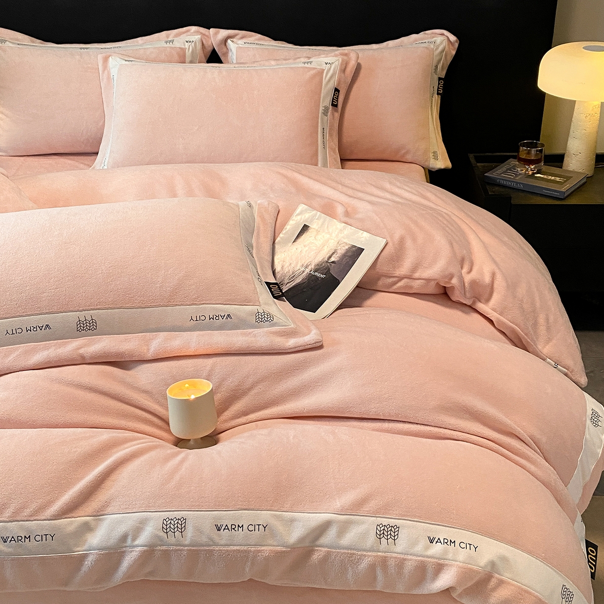 91家纺网 家纺一手货源 找家纺 （总）绒城 2025新款简约织带款牛奶绒四件套-格调