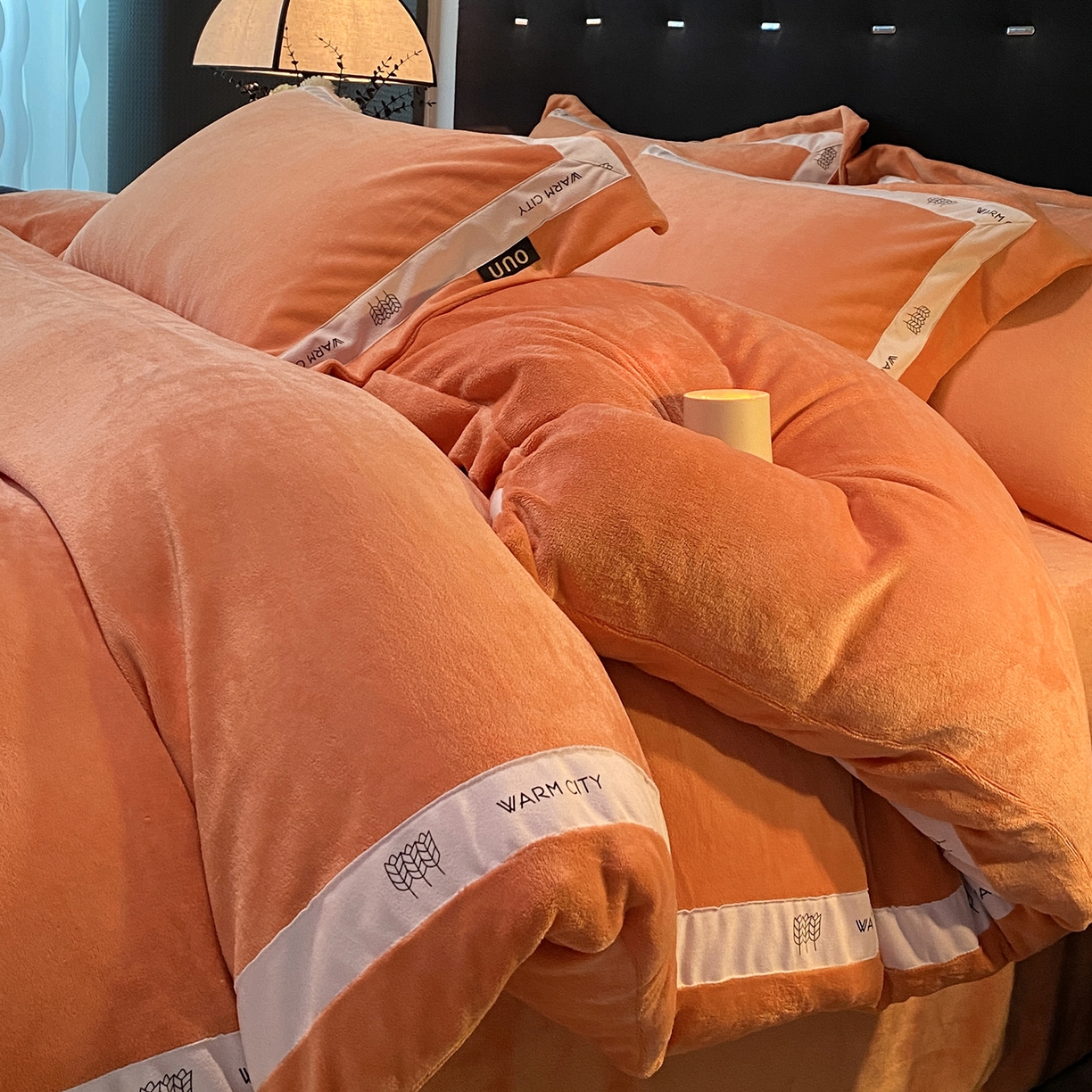 91家纺网 家纺一手货源 找家纺 （总）绒城 2025新款简约织带款牛奶绒四件套-格调