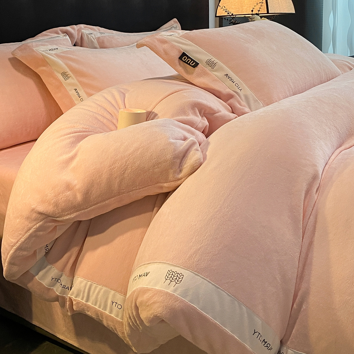 91家纺网 家纺一手货源 找家纺 （总）绒城 2025新款简约织带款牛奶绒四件套-格调