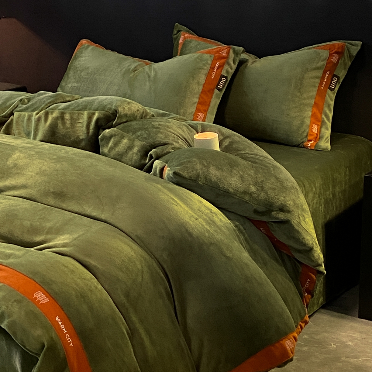 91家纺网 家纺一手货源 找家纺 绒城 2025新款简约织带款牛奶绒四件套-格调 格调-橄榄绿