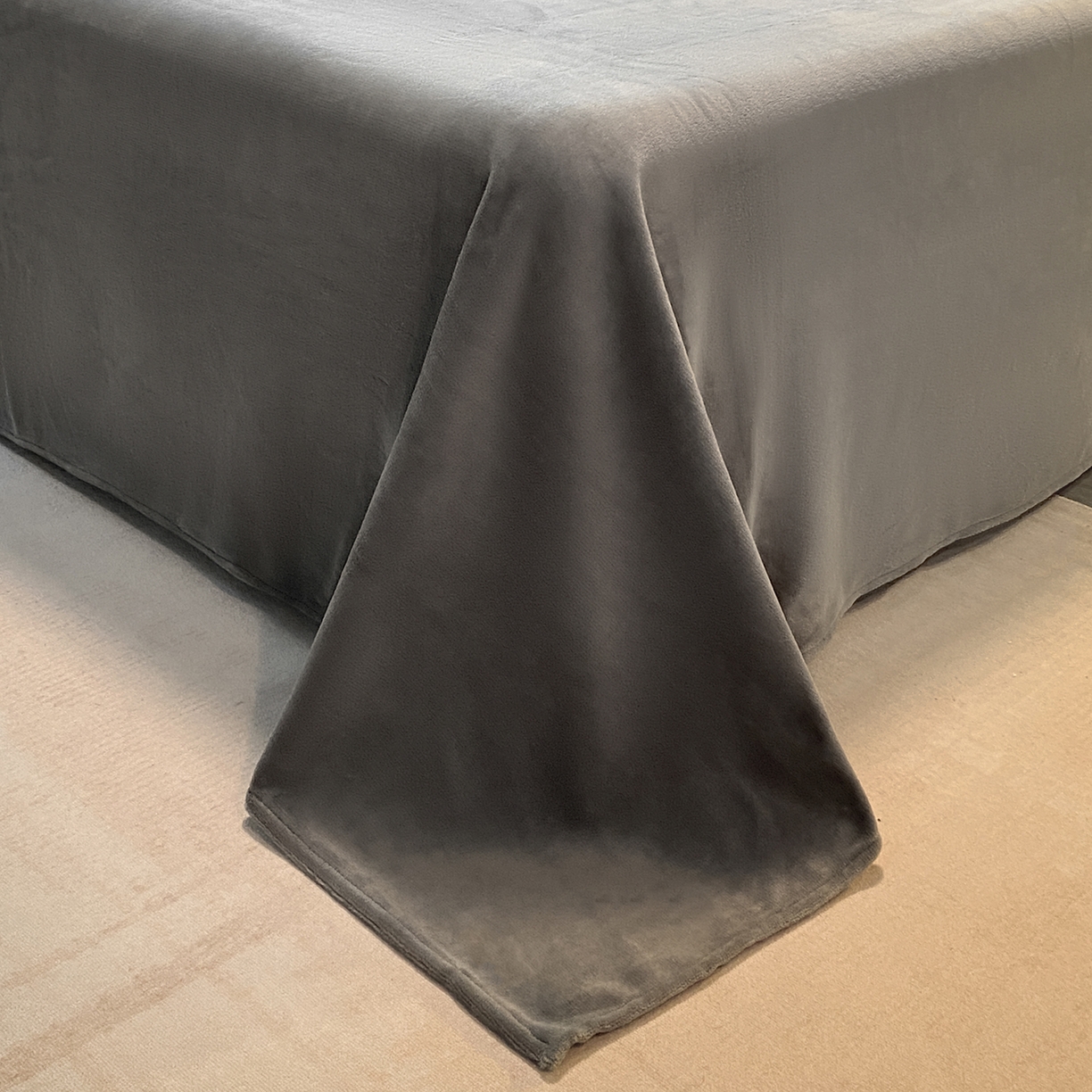 91家纺网 家纺一手货源 找家纺 绒城 2025新款简约织带款牛奶绒四件套-格调 格调-深灰