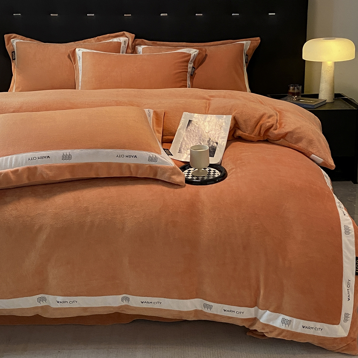 91家纺网 家纺一手货源 找家纺 绒城 2025新款简约织带款牛奶绒四件套-格调 格调-桔色