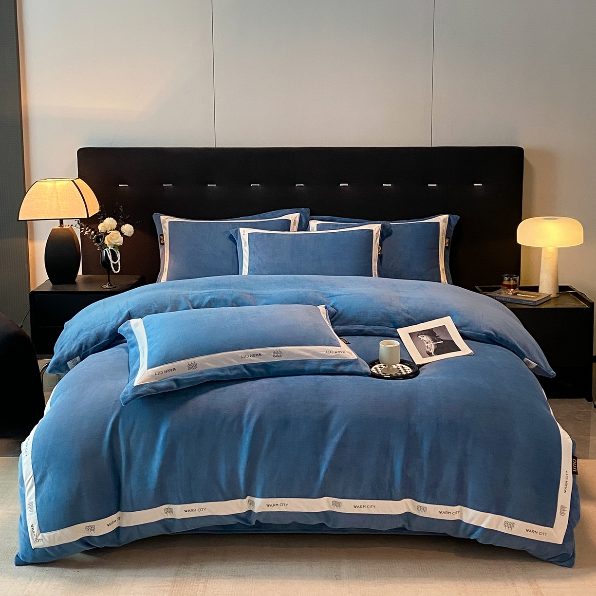 91家纺网 家纺一手货源 找家纺 绒城 2025新款简约织带款牛奶绒四件套-格调 格调-景泰蓝