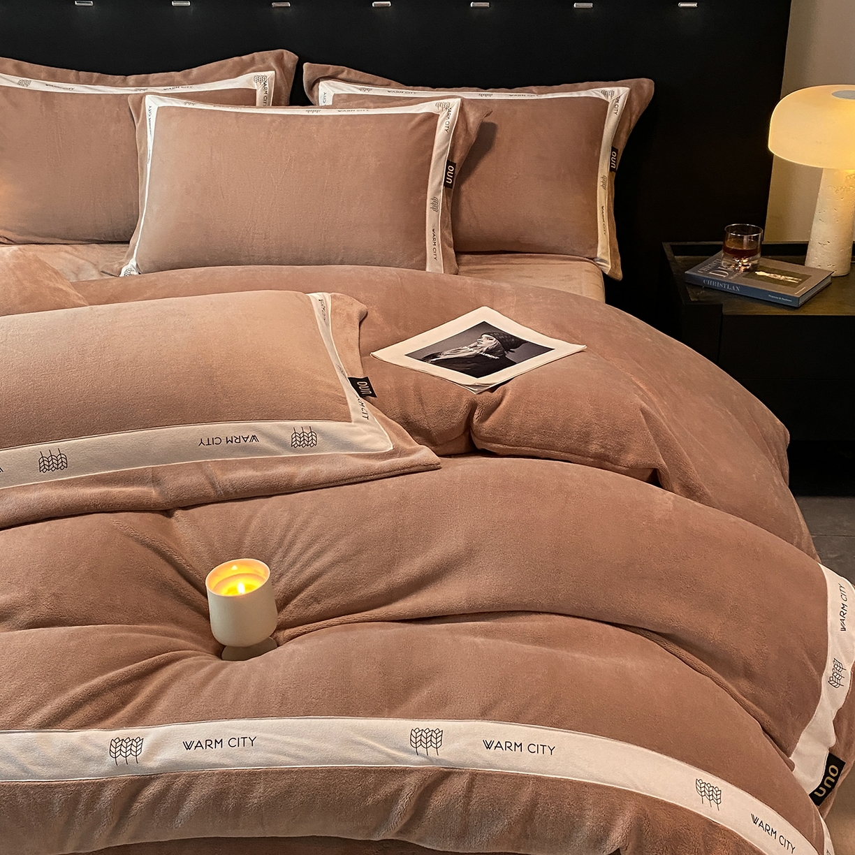 91家纺网 家纺一手货源 找家纺 绒城 2025新款简约织带款牛奶绒四件套-格调 格调-橡木棕