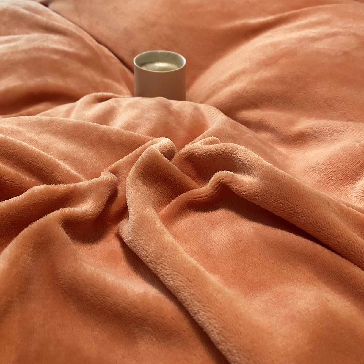 91家纺网 家纺一手货源 找家纺 绒城 2025新款简约织带款牛奶绒四件套-格调 格调-桔色