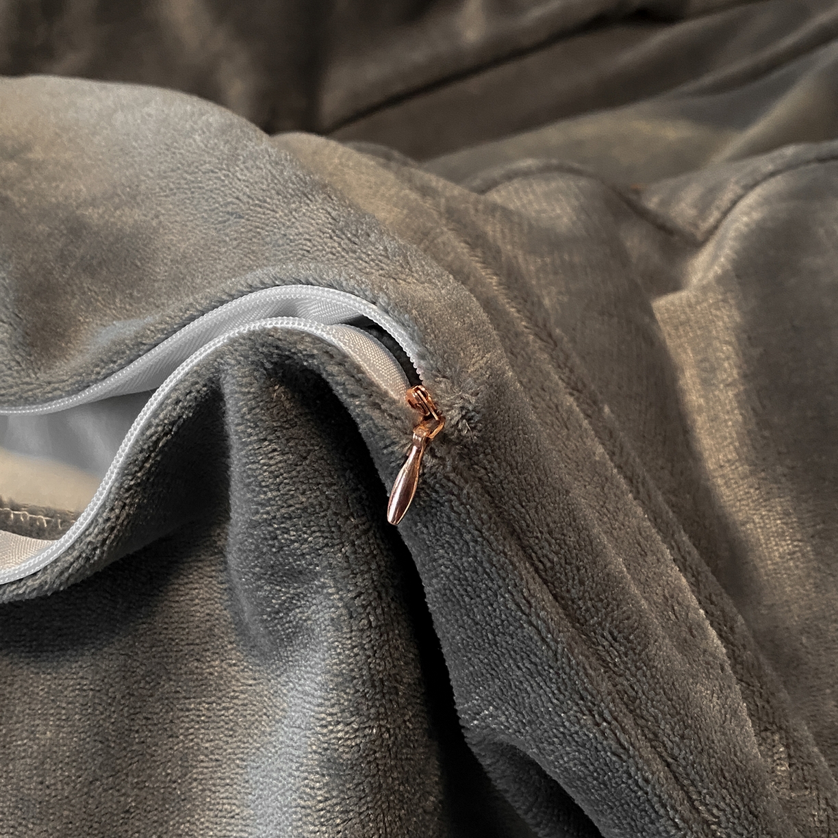 91家纺网 家纺一手货源 找家纺 绒城 2025新款简约织带款牛奶绒四件套-格调 格调-深灰