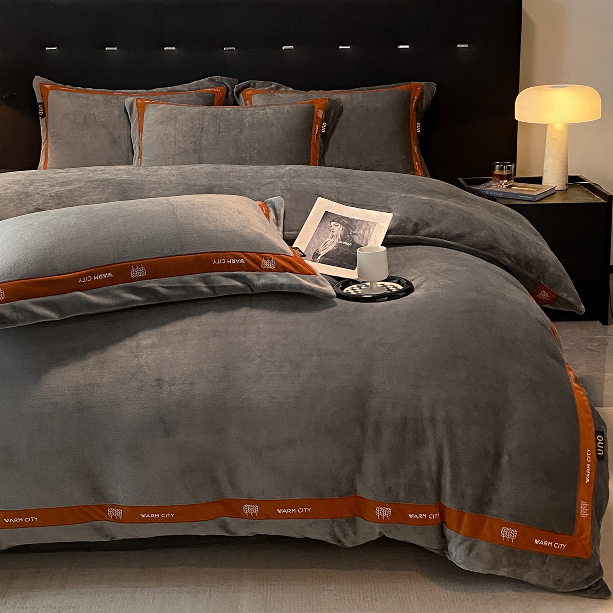 91家纺网 家纺一手货源 找家纺 绒城 2025新款简约织带款牛奶绒四件套-格调 格调-深灰