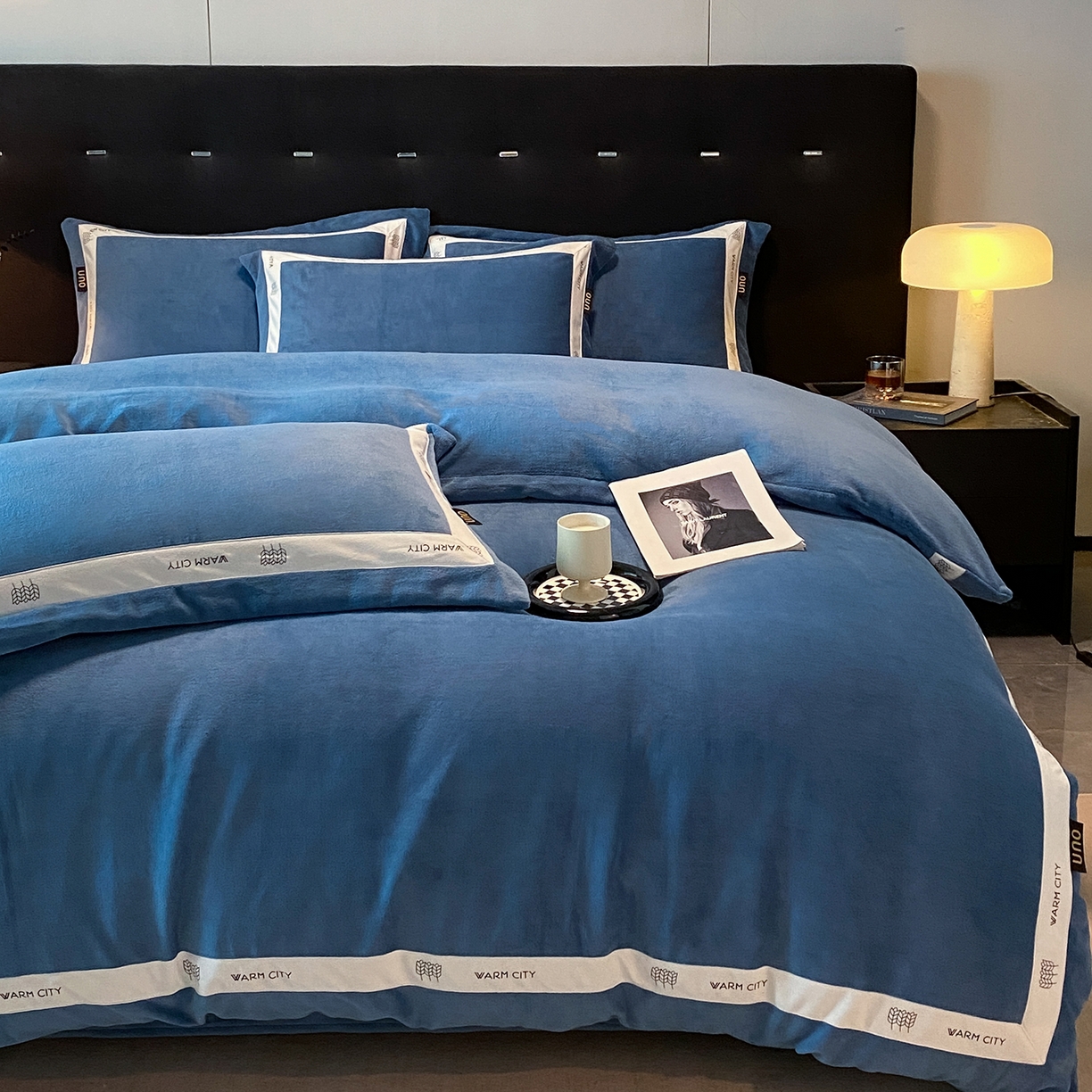 91家纺网 家纺一手货源 找家纺 绒城 2025新款简约织带款牛奶绒四件套-格调 格调-景泰蓝