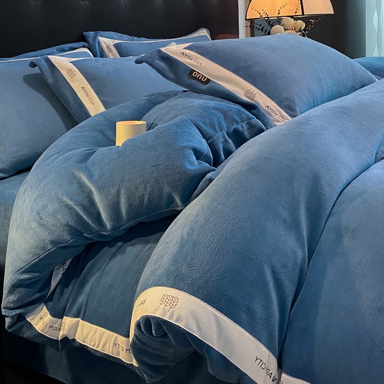 91家纺网 家纺一手货源 找家纺 绒城 2025新款简约织带款牛奶绒四件套-格调 格调-景泰蓝