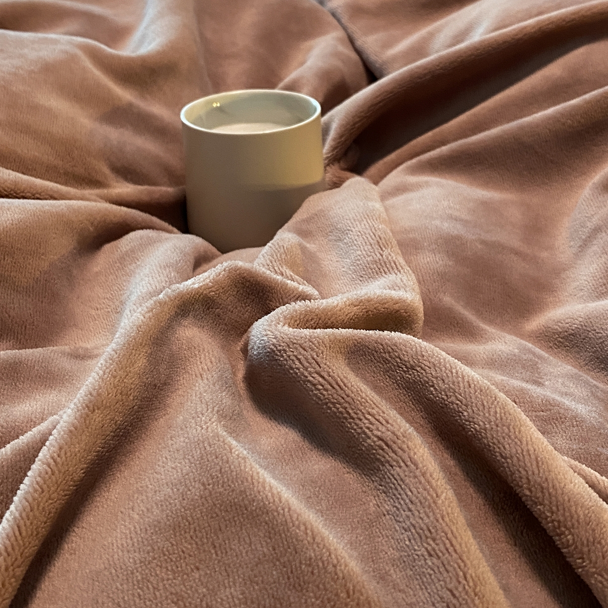 91家纺网 家纺一手货源 找家纺 绒城 2025新款简约织带款牛奶绒四件套-格调 格调-橡木棕