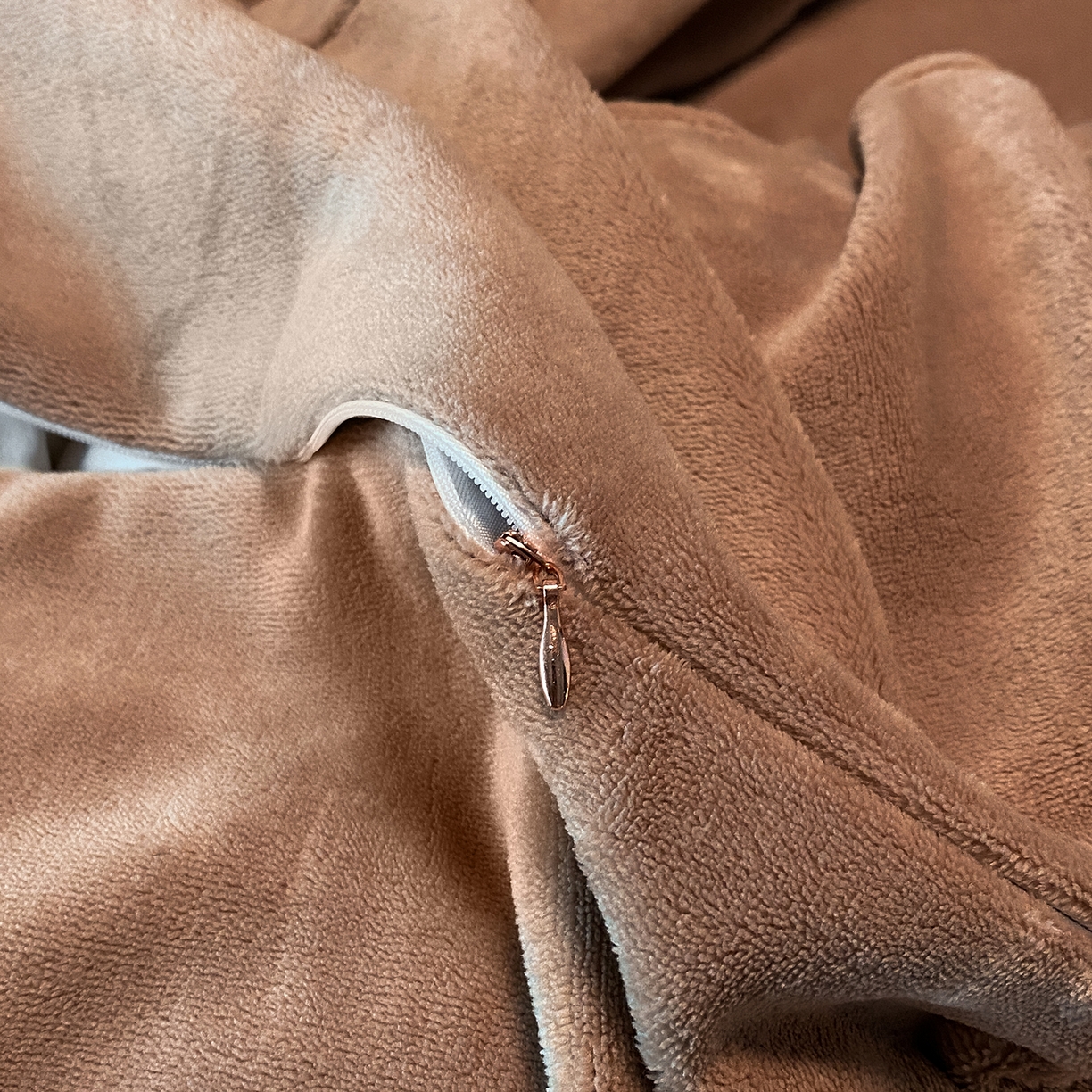 91家纺网 家纺一手货源 找家纺 绒城 2025新款简约织带款牛奶绒四件套-格调 格调-橡木棕