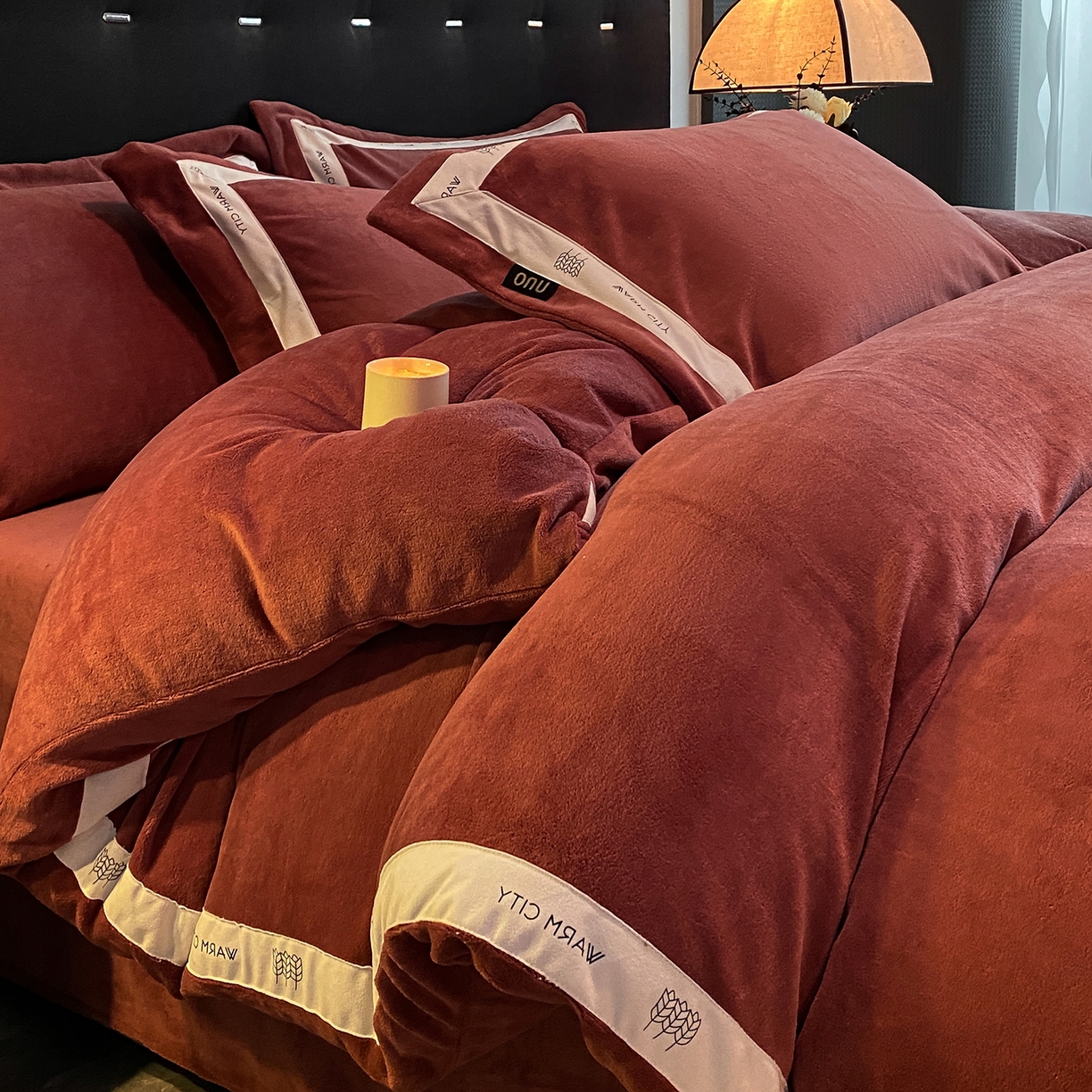 91家纺网 家纺一手货源 找家纺 绒城 2025新款简约织带款牛奶绒四件套-格调 格调-焦糖