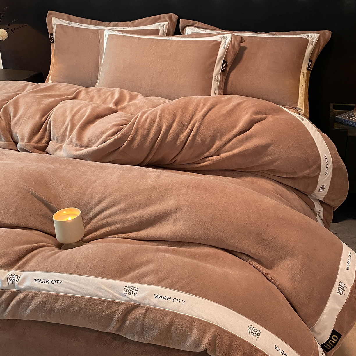 91家纺网 家纺一手货源 找家纺 绒城 2025新款简约织带款牛奶绒四件套-格调 格调-橡木棕