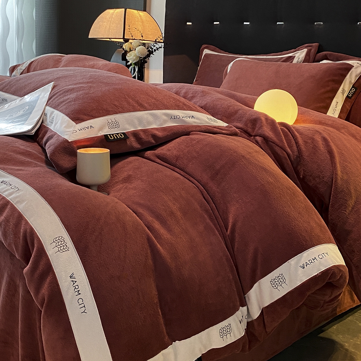 91家纺网 家纺一手货源 找家纺 绒城 2025新款简约织带款牛奶绒四件套-格调 格调-焦糖