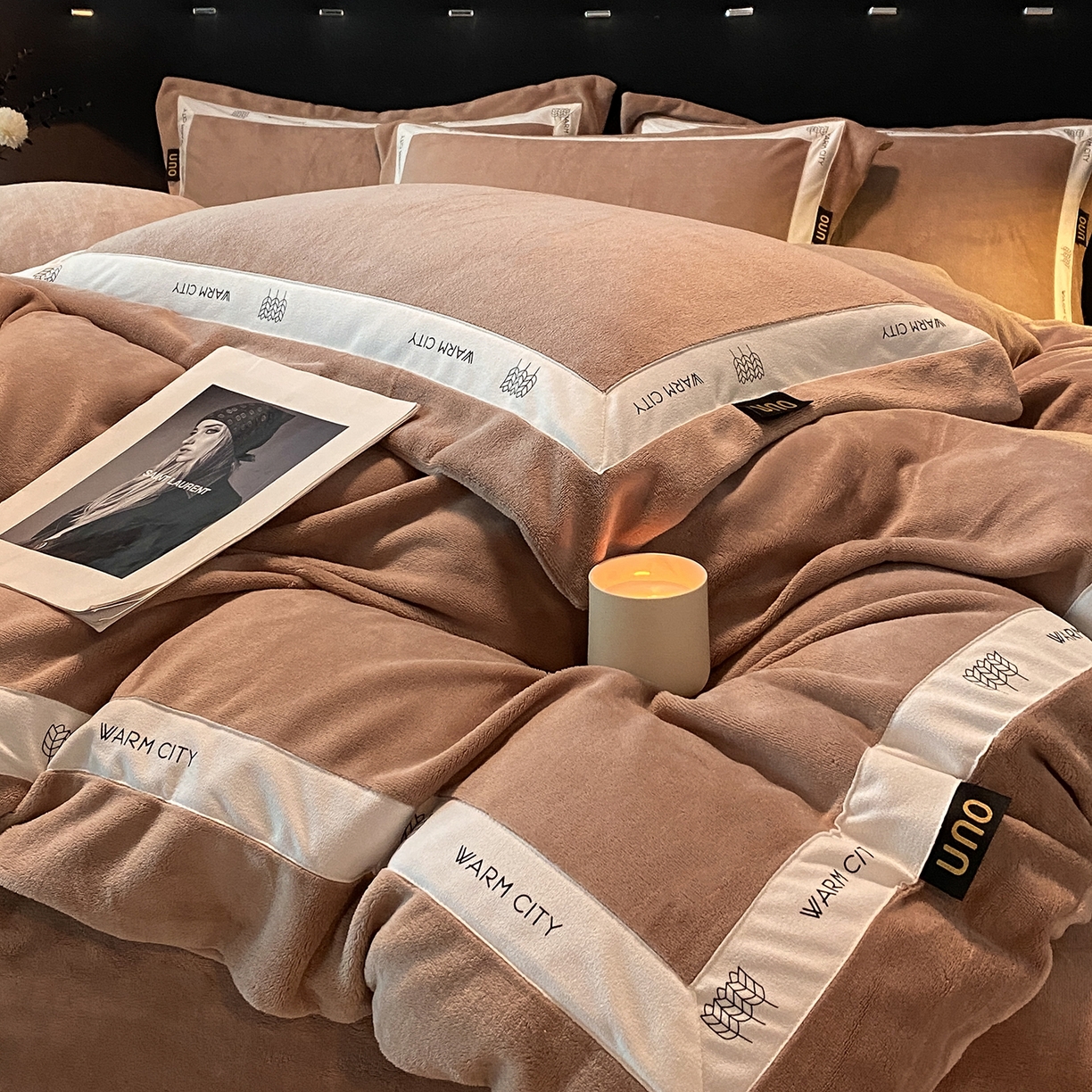 91家纺网 家纺一手货源 找家纺 绒城 2025新款简约织带款牛奶绒四件套-格调 格调-橡木棕