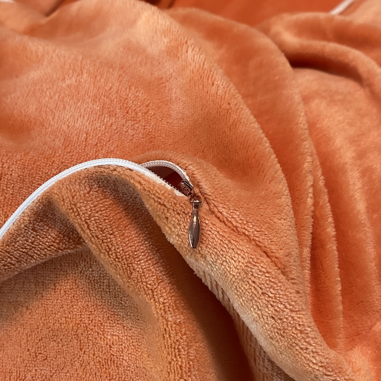 91家纺网 家纺一手货源 找家纺 绒城 2025新款简约织带款牛奶绒四件套-格调 格调-桔色