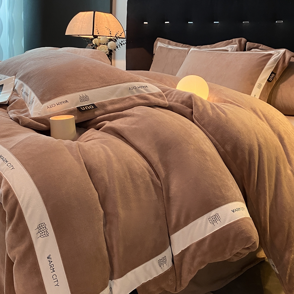 91家纺网 家纺一手货源 找家纺 绒城 2025新款简约织带款牛奶绒四件套-格调 格调-橡木棕