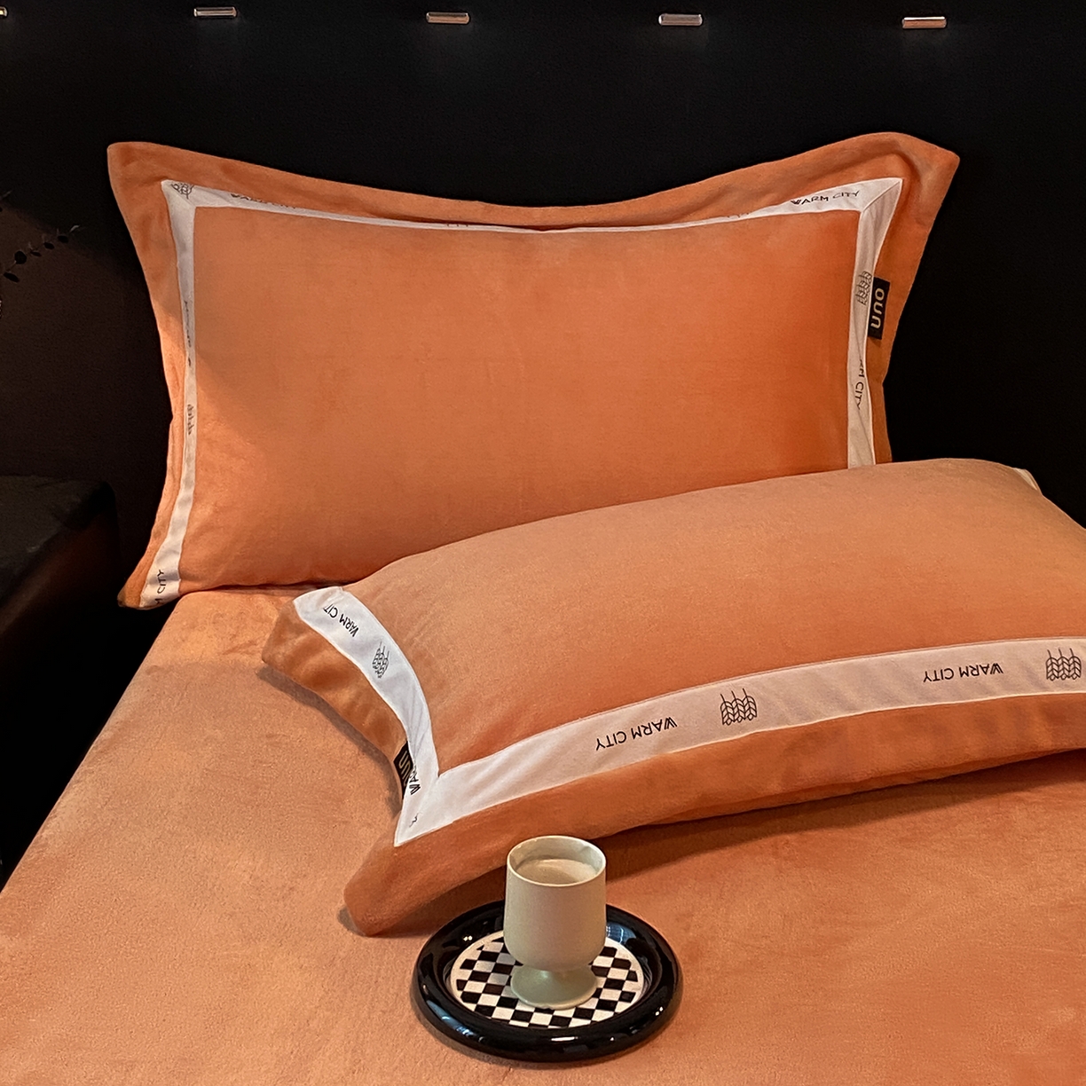 91家纺网 家纺一手货源 找家纺 绒城 2025新款简约织带款牛奶绒四件套-格调 格调-桔色