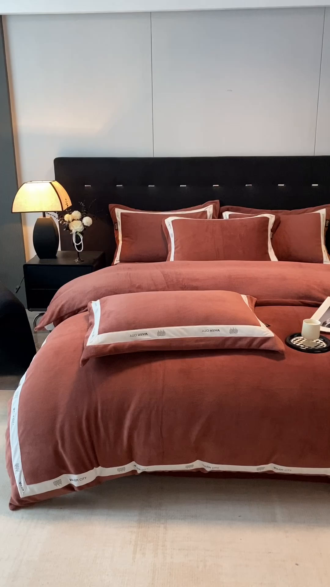 91家纺网 家纺一手货源 找家纺 绒城 2025新款简约织带款牛奶绒四件套-格调 格调-焦糖