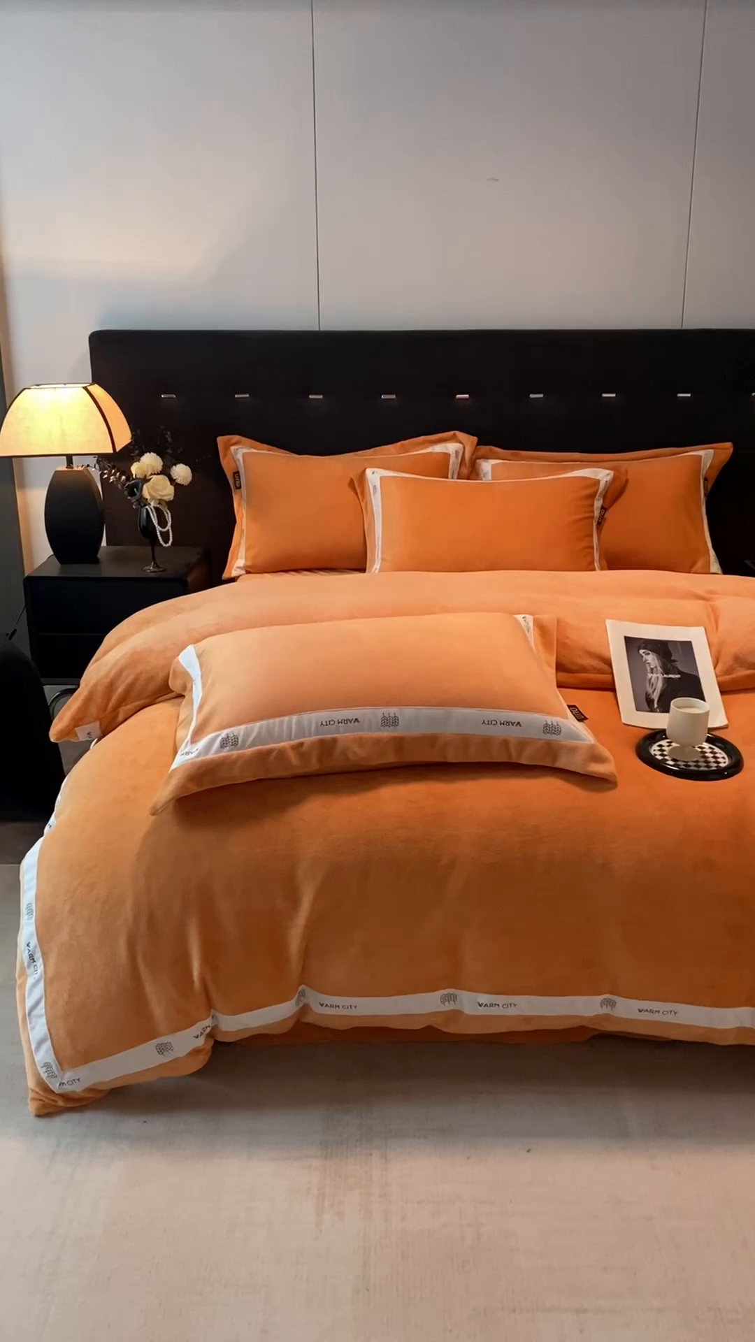 91家纺网 家纺一手货源 找家纺 绒城 2025新款简约织带款牛奶绒四件套-格调 格调-桔色