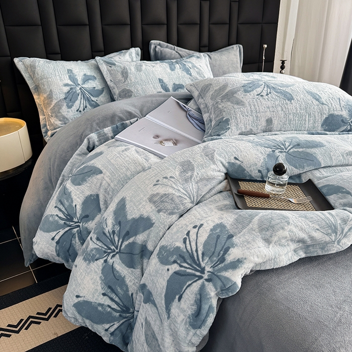 91家纺网 家纺一手货源 找家纺 金盛纺 2025新款亲肤舒适高克重雕花绒系列四件套（可定制） 素花疏影-兰