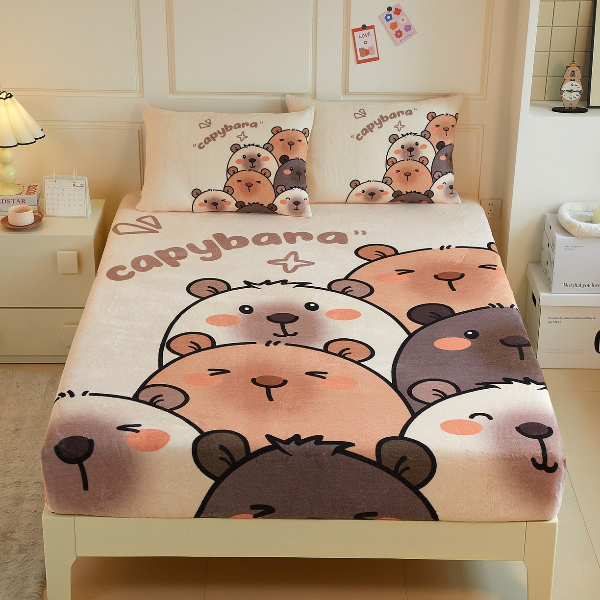 91家纺网 家纺一手货源 找家纺 （总）蘭菲家纺 2025新款保暖舒适卡皮巴拉牛奶绒系列单品床笠