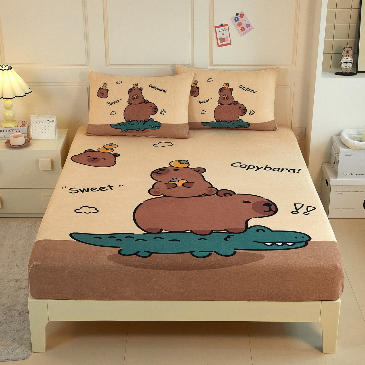 91家纺网 家纺一手货源 找家纺 （总）蘭菲家纺 2025新款保暖舒适卡皮巴拉牛奶绒系列单品床笠