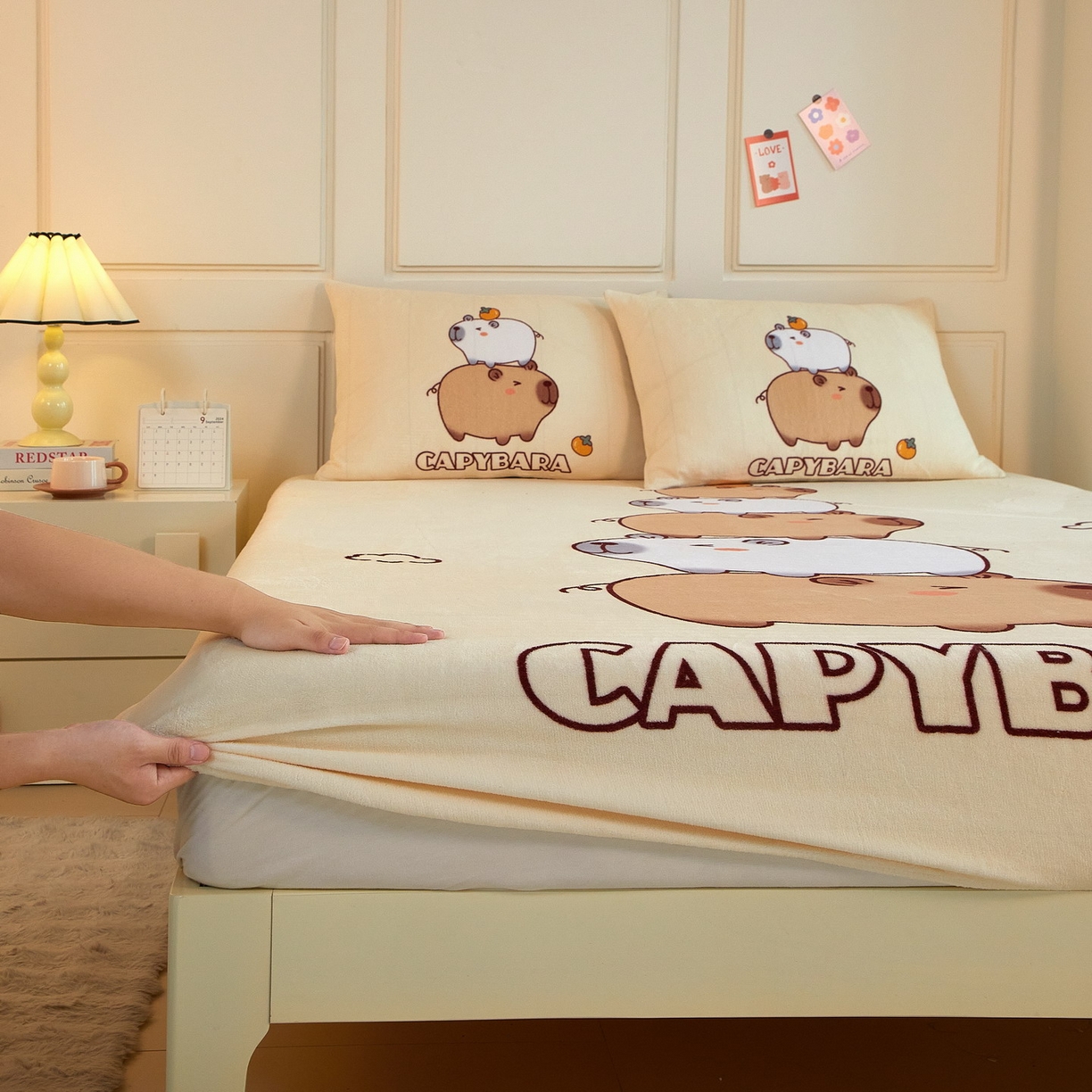 91家纺网 家纺一手货源 找家纺 蘭菲家纺 2025新款保暖舒适卡皮巴拉牛奶绒系列单品床笠 沉浸式