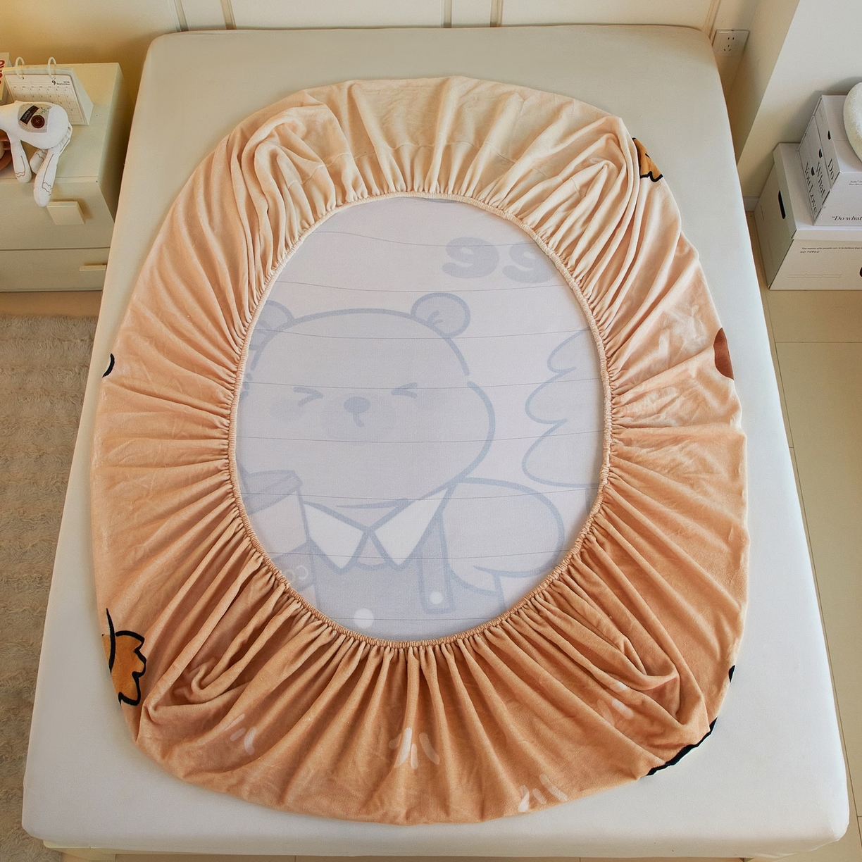 91家纺网 家纺一手货源 找家纺 蘭菲家纺 2025新款保暖舒适卡皮巴拉牛奶绒系列单品床笠 拉小鸭