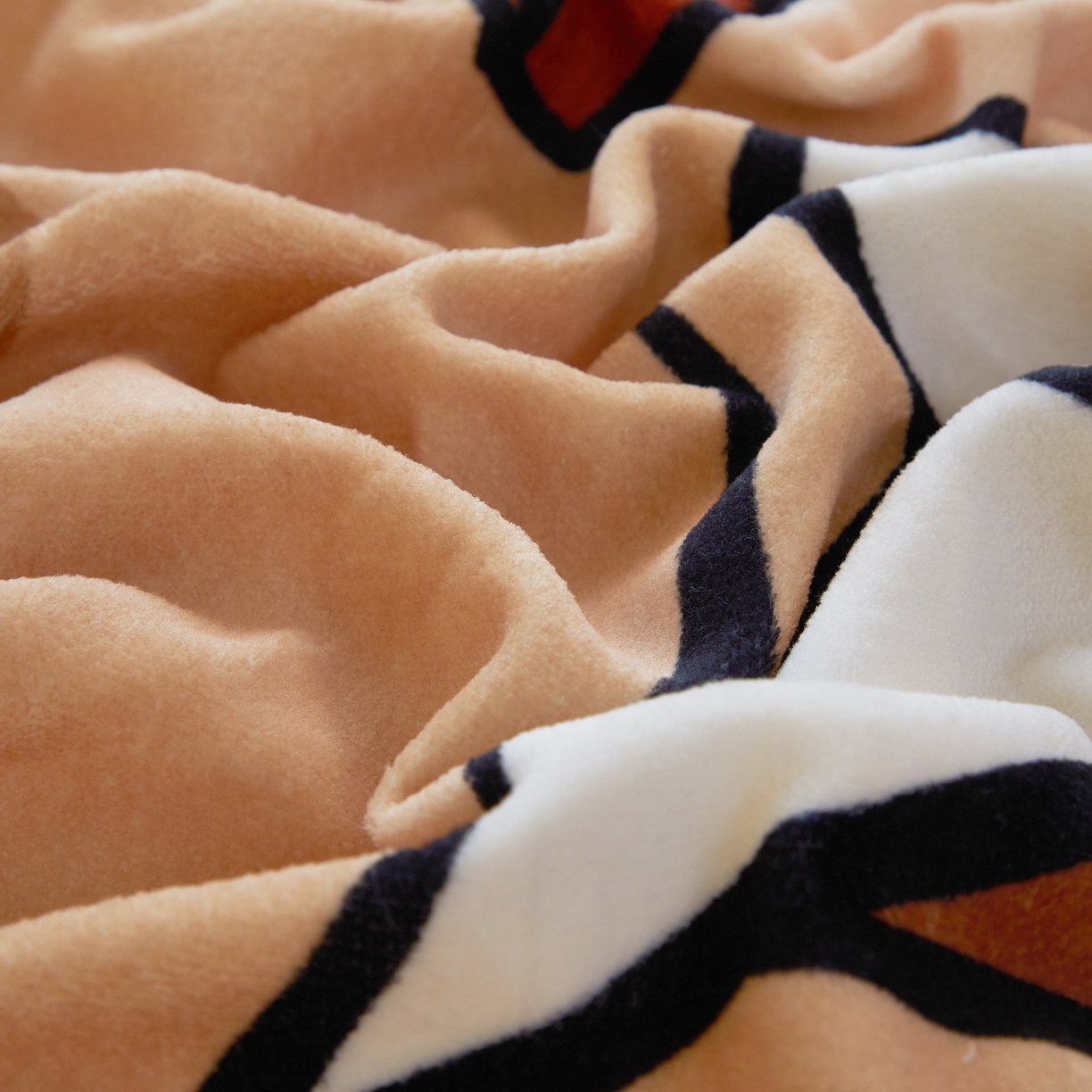 91家纺网 家纺一手货源 找家纺 蘭菲家纺 2025新款保暖舒适卡皮巴拉牛奶绒系列单品床笠 拉小鸭