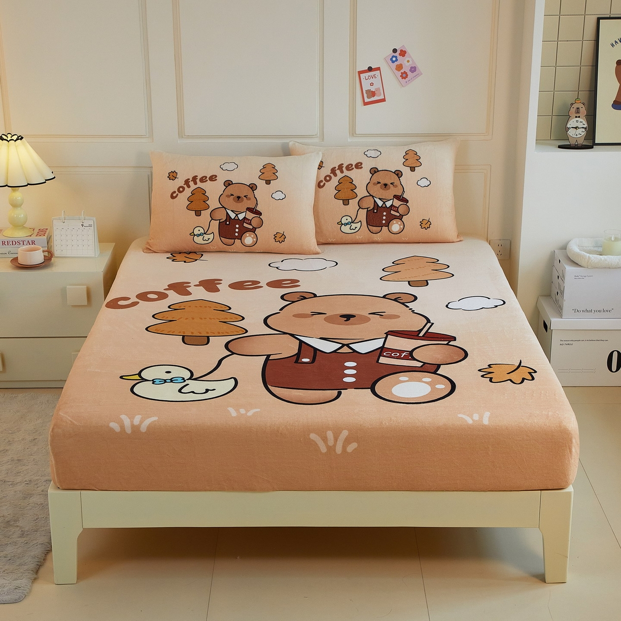 91家纺网 家纺一手货源 找家纺 蘭菲家纺 2025新款保暖舒适卡皮巴拉牛奶绒系列单品床笠 拉小鸭