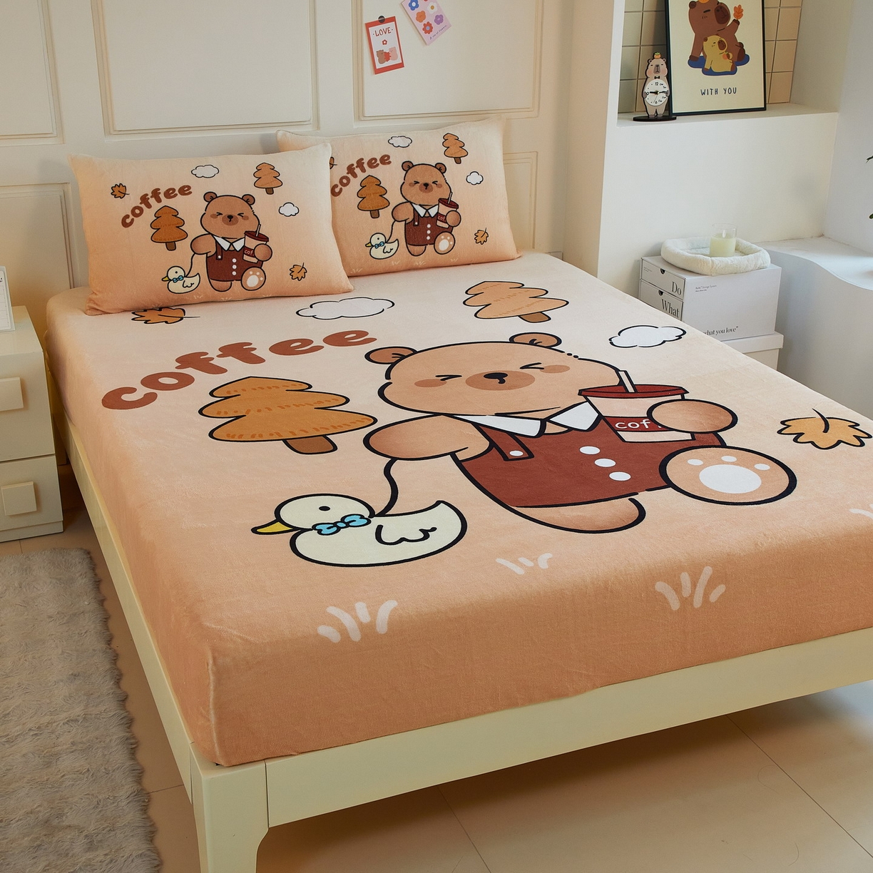 91家纺网 家纺一手货源 找家纺 蘭菲家纺 2025新款保暖舒适卡皮巴拉牛奶绒系列单品床笠 拉小鸭