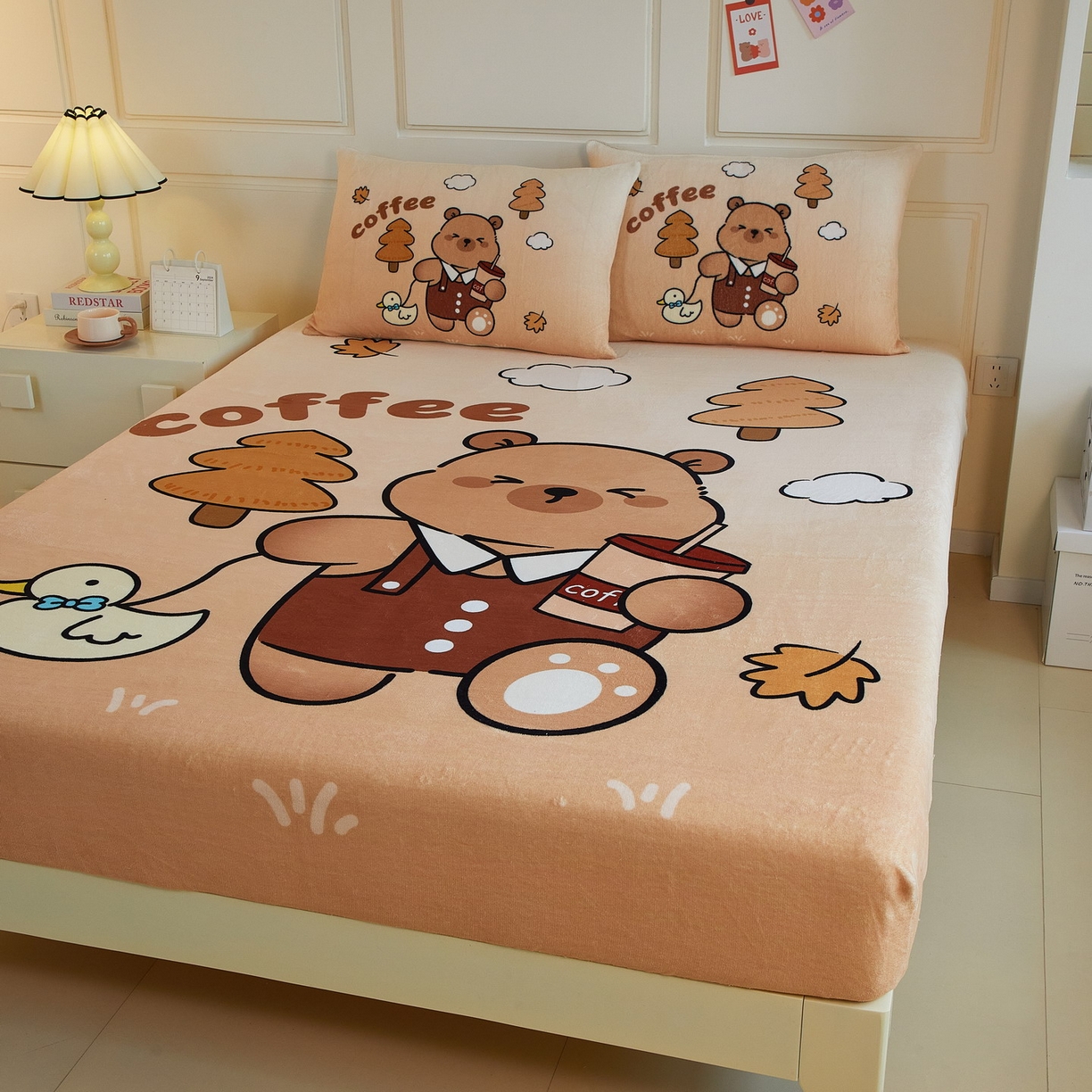 91家纺网 家纺一手货源 找家纺 蘭菲家纺 2025新款保暖舒适卡皮巴拉牛奶绒系列单品床笠 拉小鸭