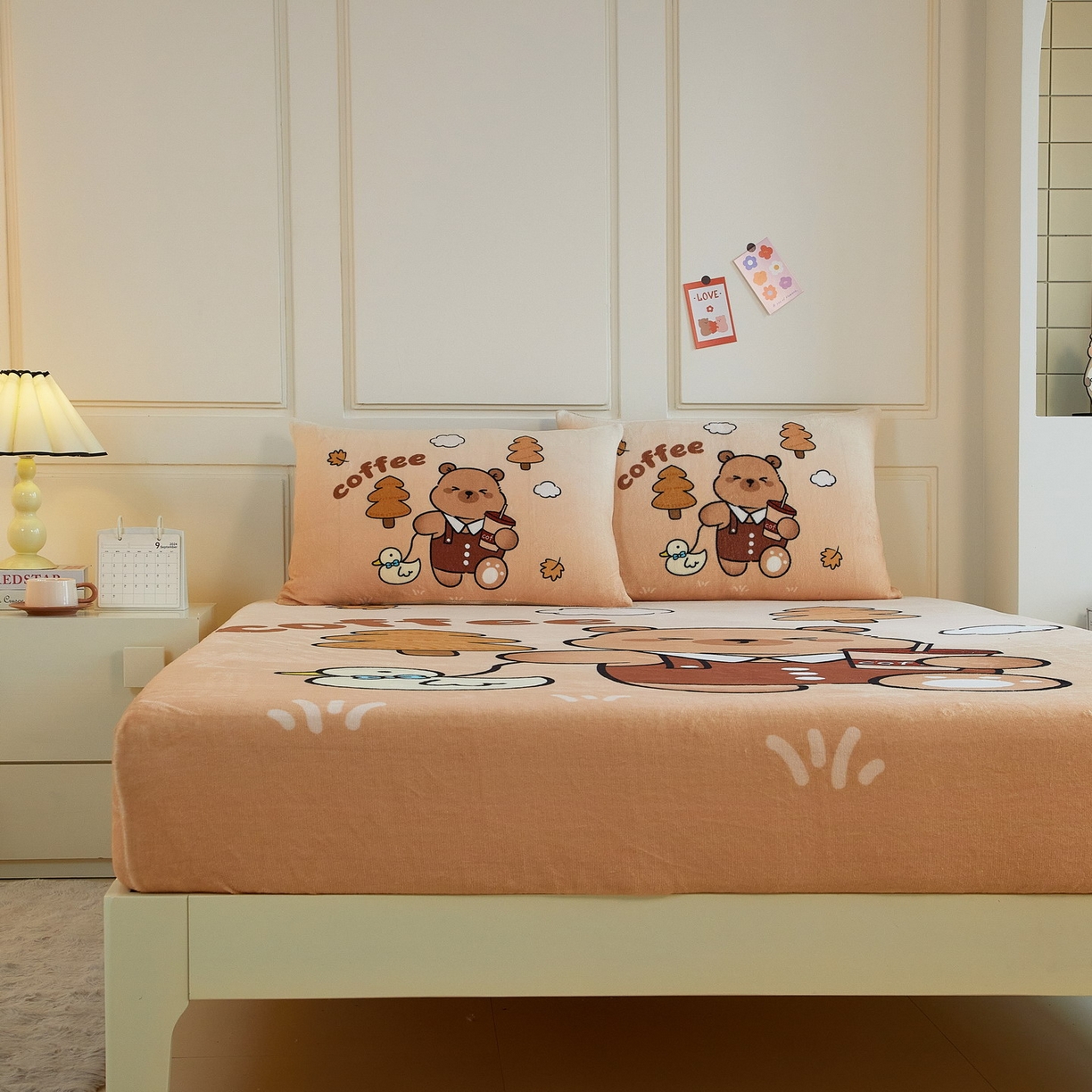 91家纺网 家纺一手货源 找家纺 蘭菲家纺 2025新款保暖舒适卡皮巴拉牛奶绒系列单品床笠 拉小鸭