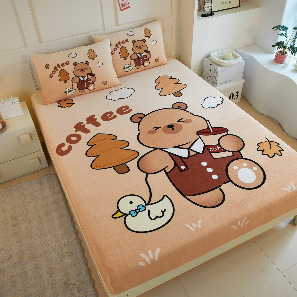 91家纺网 家纺一手货源 找家纺 蘭菲家纺 2025新款保暖舒适卡皮巴拉牛奶绒系列单品床笠 拉小鸭