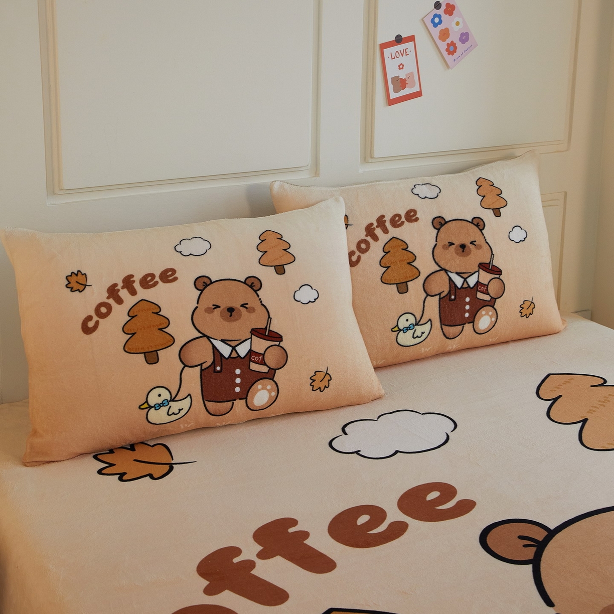 91家纺网 家纺一手货源 找家纺 蘭菲家纺 2025新款保暖舒适卡皮巴拉牛奶绒系列单品床笠 拉小鸭