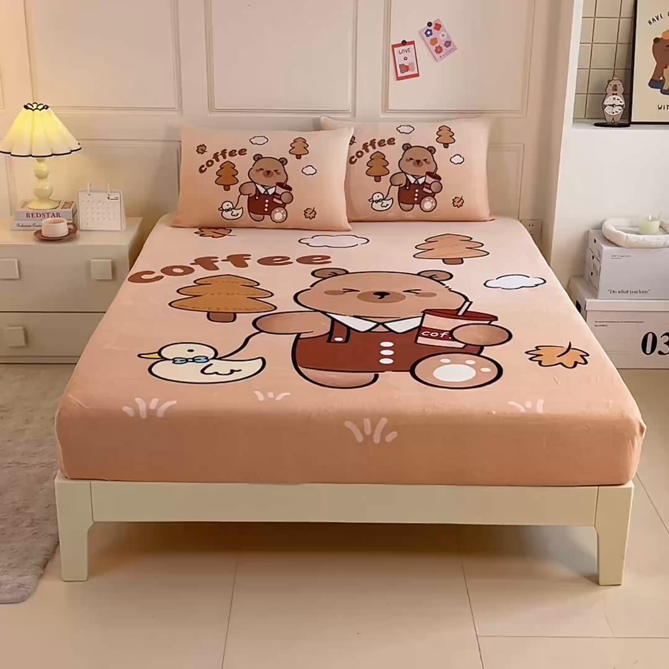 91家纺网 家纺一手货源 找家纺 蘭菲家纺 2025新款保暖舒适卡皮巴拉牛奶绒系列单品床笠 拉小鸭