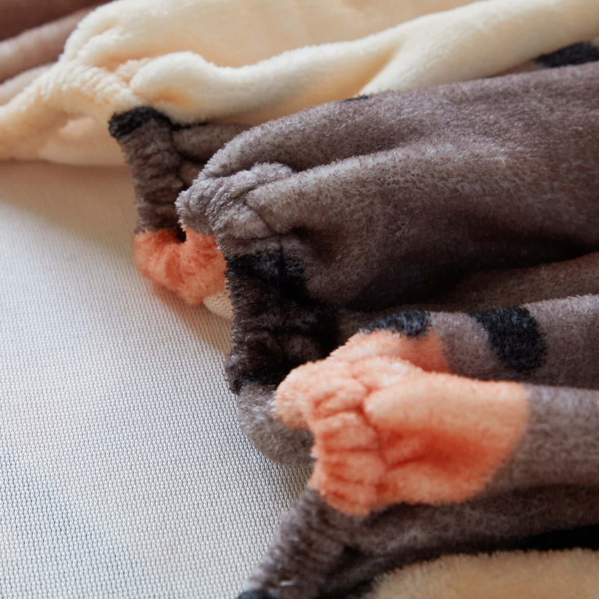 91家纺网 家纺一手货源 找家纺 蘭菲家纺 2025新款保暖舒适卡皮巴拉牛奶绒系列单品床笠 豚一家