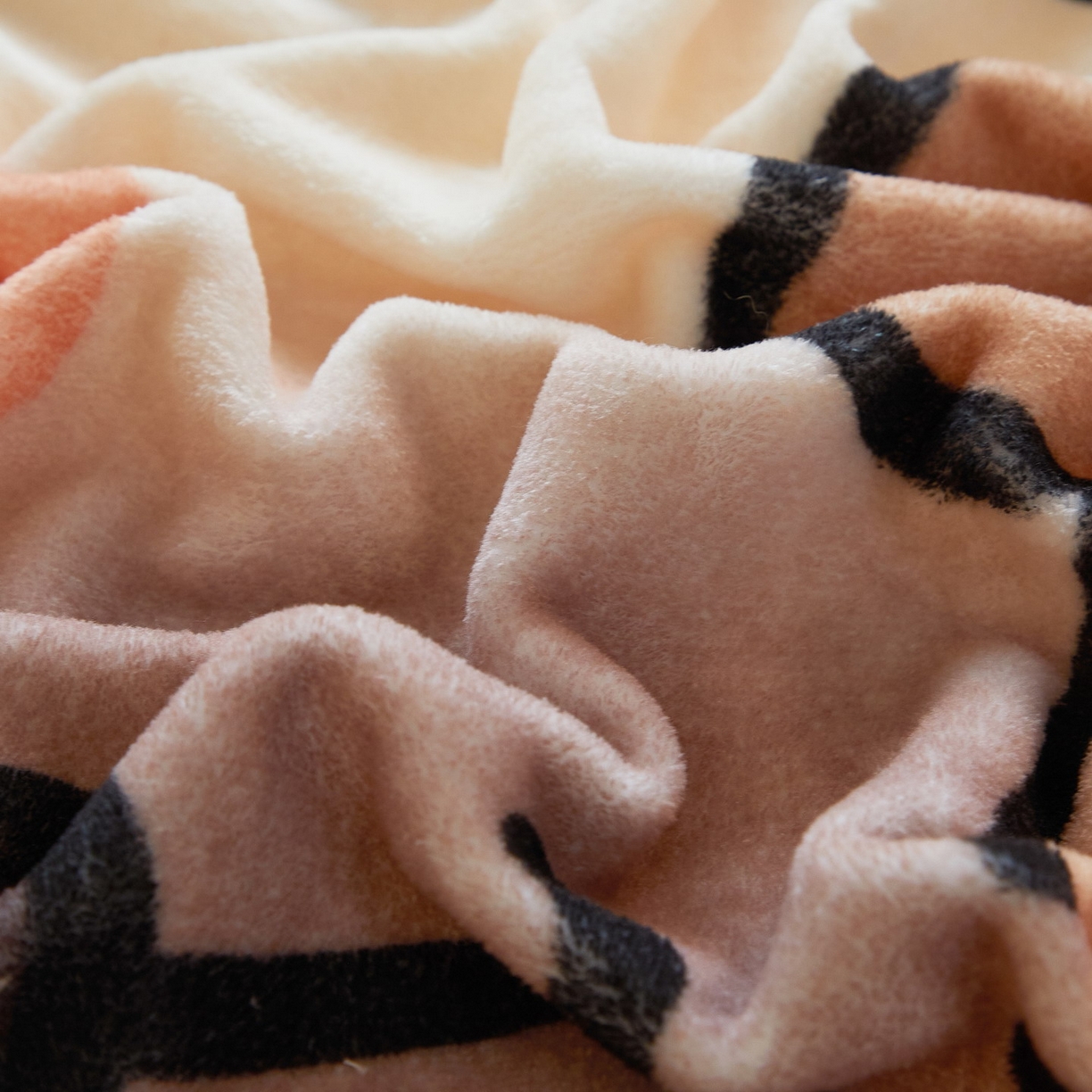 91家纺网 家纺一手货源 找家纺 蘭菲家纺 2025新款保暖舒适卡皮巴拉牛奶绒系列单品床笠 豚一家