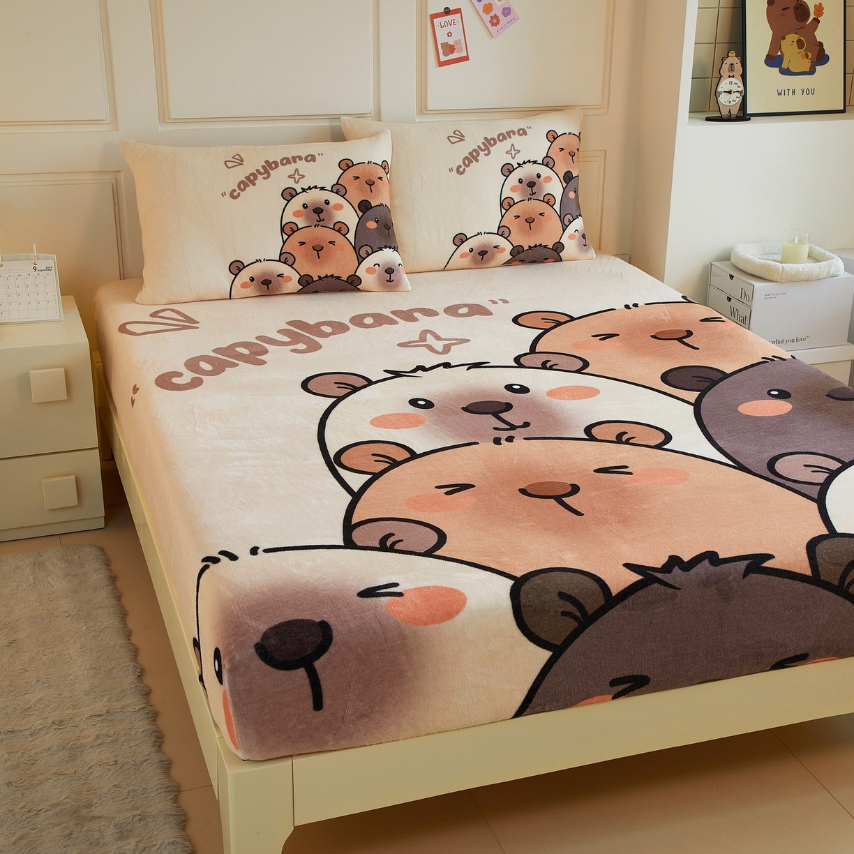 91家纺网 家纺一手货源 找家纺 蘭菲家纺 2025新款保暖舒适卡皮巴拉牛奶绒系列单品床笠 豚一家