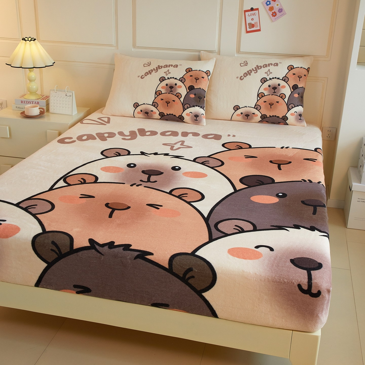 91家纺网 家纺一手货源 找家纺 蘭菲家纺 2025新款保暖舒适卡皮巴拉牛奶绒系列单品床笠 豚一家