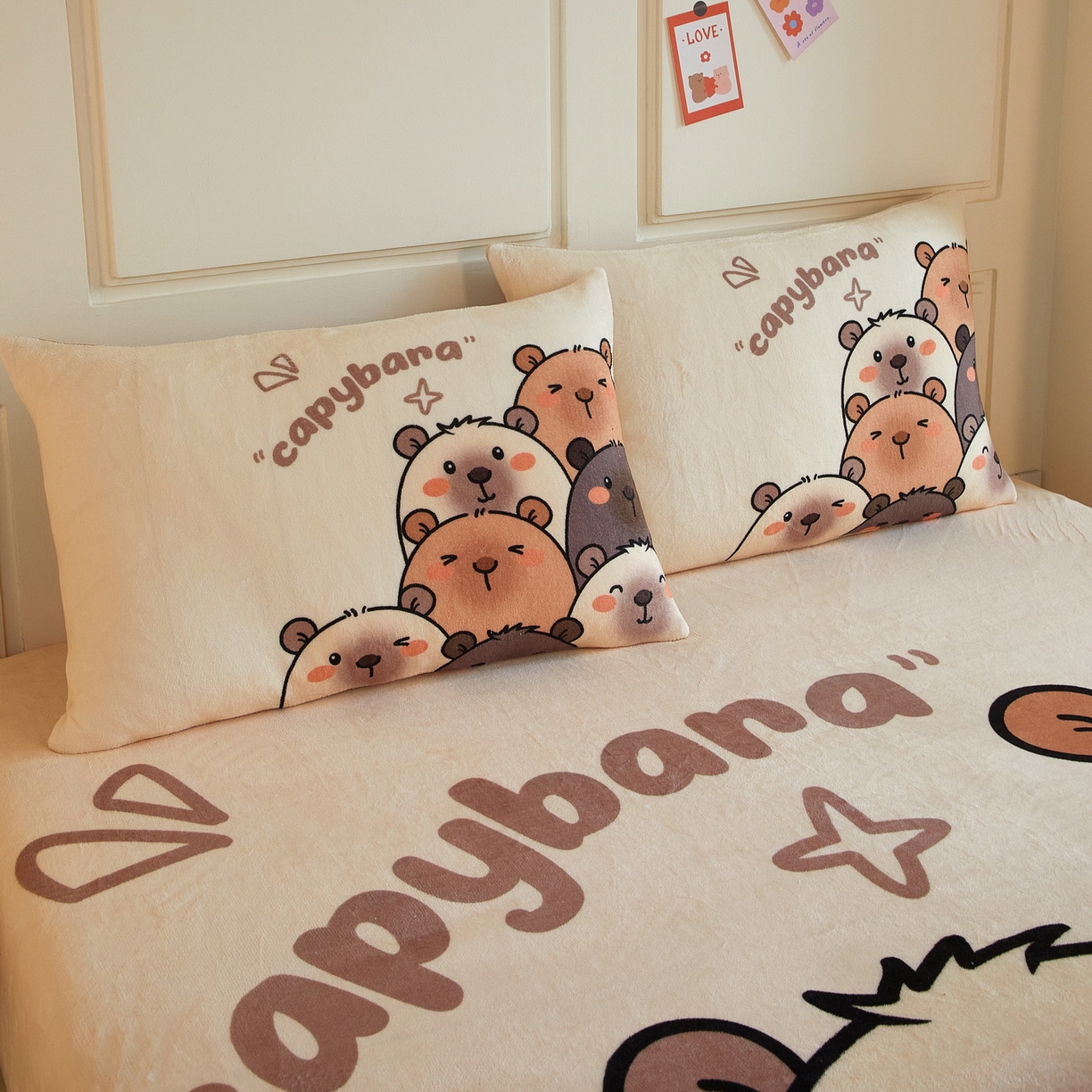 91家纺网 家纺一手货源 找家纺 蘭菲家纺 2025新款保暖舒适卡皮巴拉牛奶绒系列单品床笠 豚一家