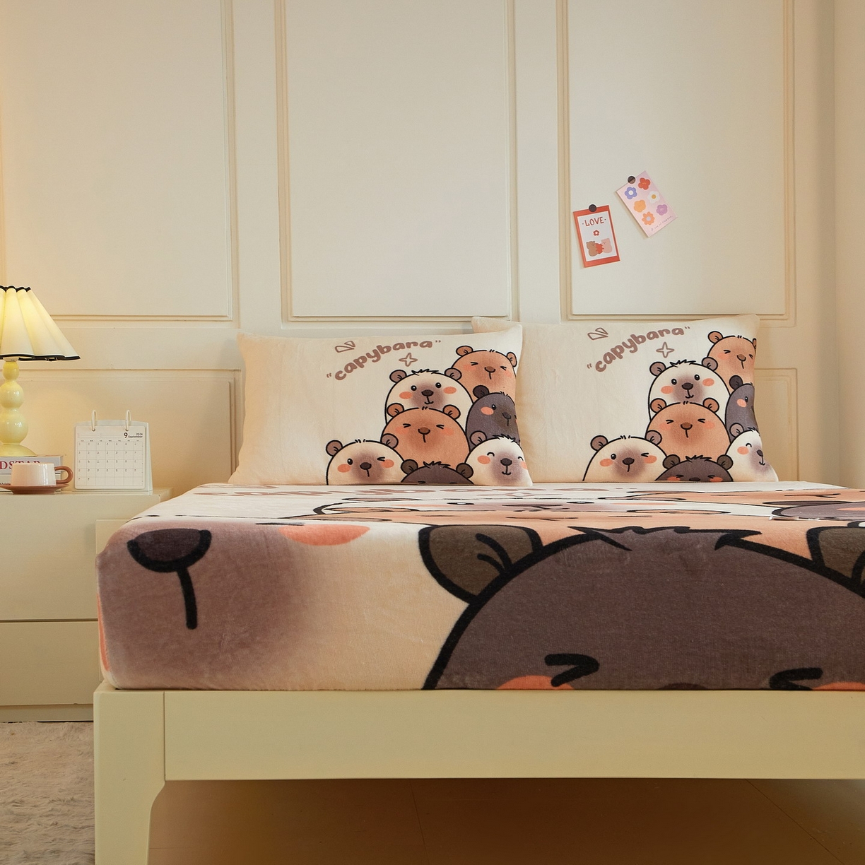 91家纺网 家纺一手货源 找家纺 蘭菲家纺 2025新款保暖舒适卡皮巴拉牛奶绒系列单品床笠 豚一家