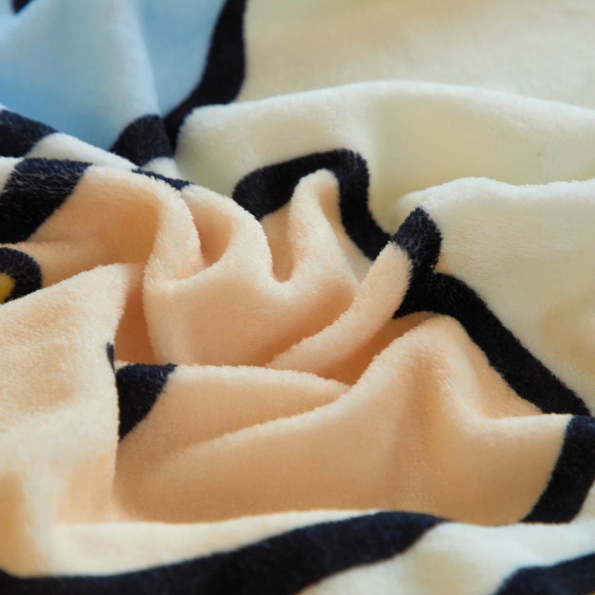 91家纺网 家纺一手货源 找家纺 蘭菲家纺 2025新款保暖舒适卡皮巴拉牛奶绒系列单品床笠 熊巴拉