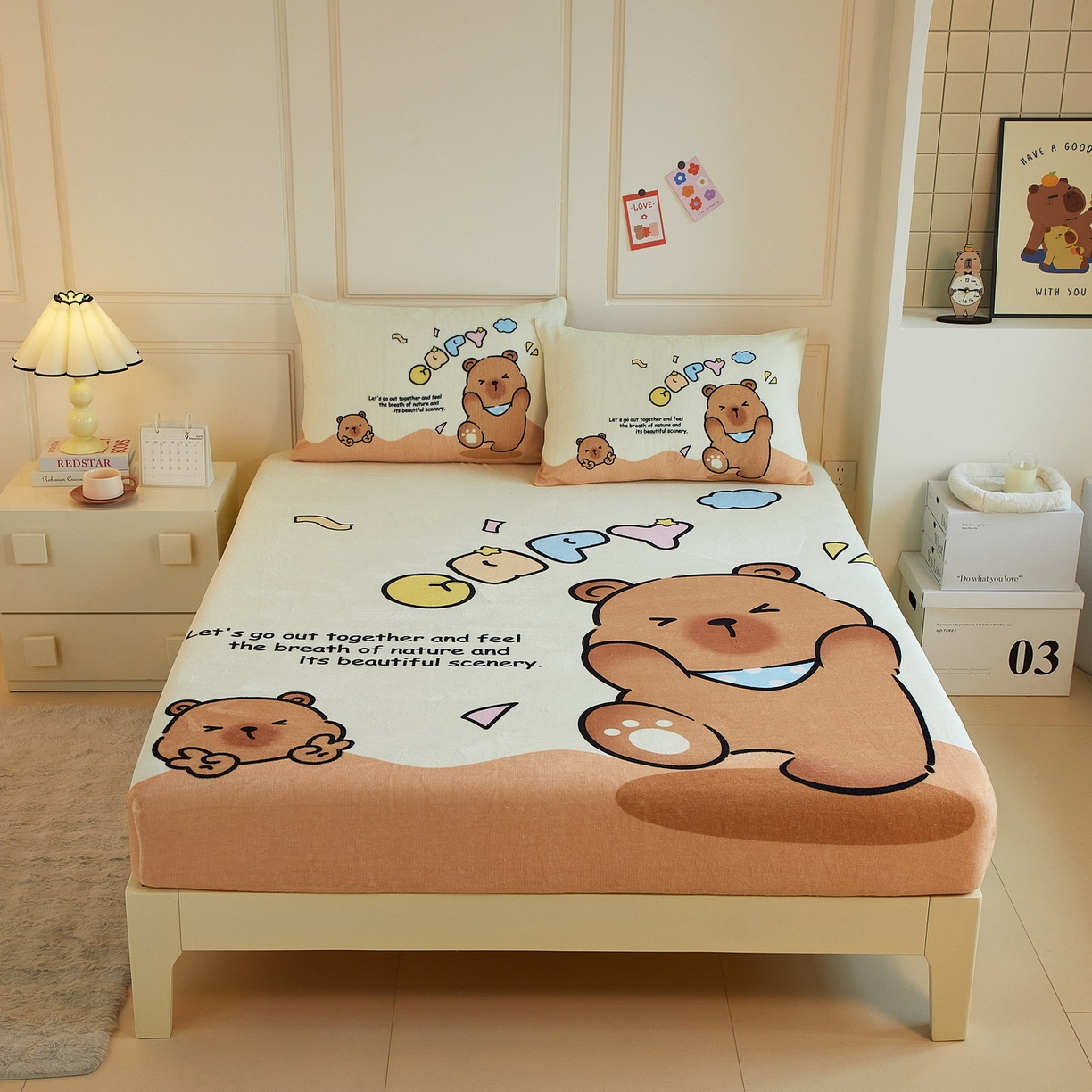 91家纺网 家纺一手货源 找家纺 蘭菲家纺 2025新款保暖舒适卡皮巴拉牛奶绒系列单品床笠 熊巴拉